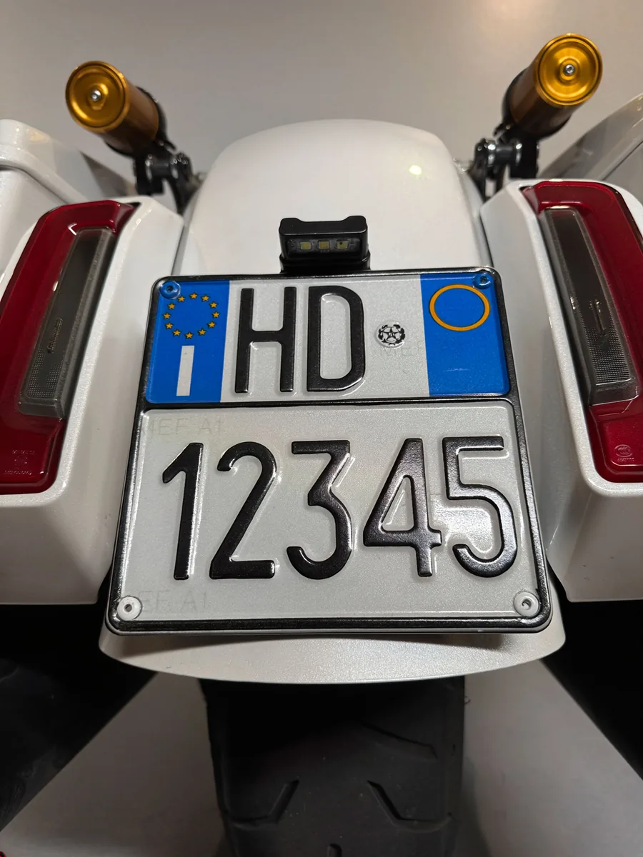 Targa montata vista dal retro, perfettamente in asse con il parafango