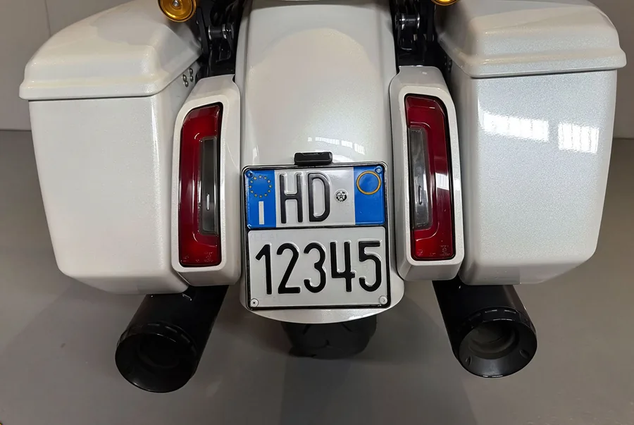 Retro della moto con il porta targa montato, vista d’insieme