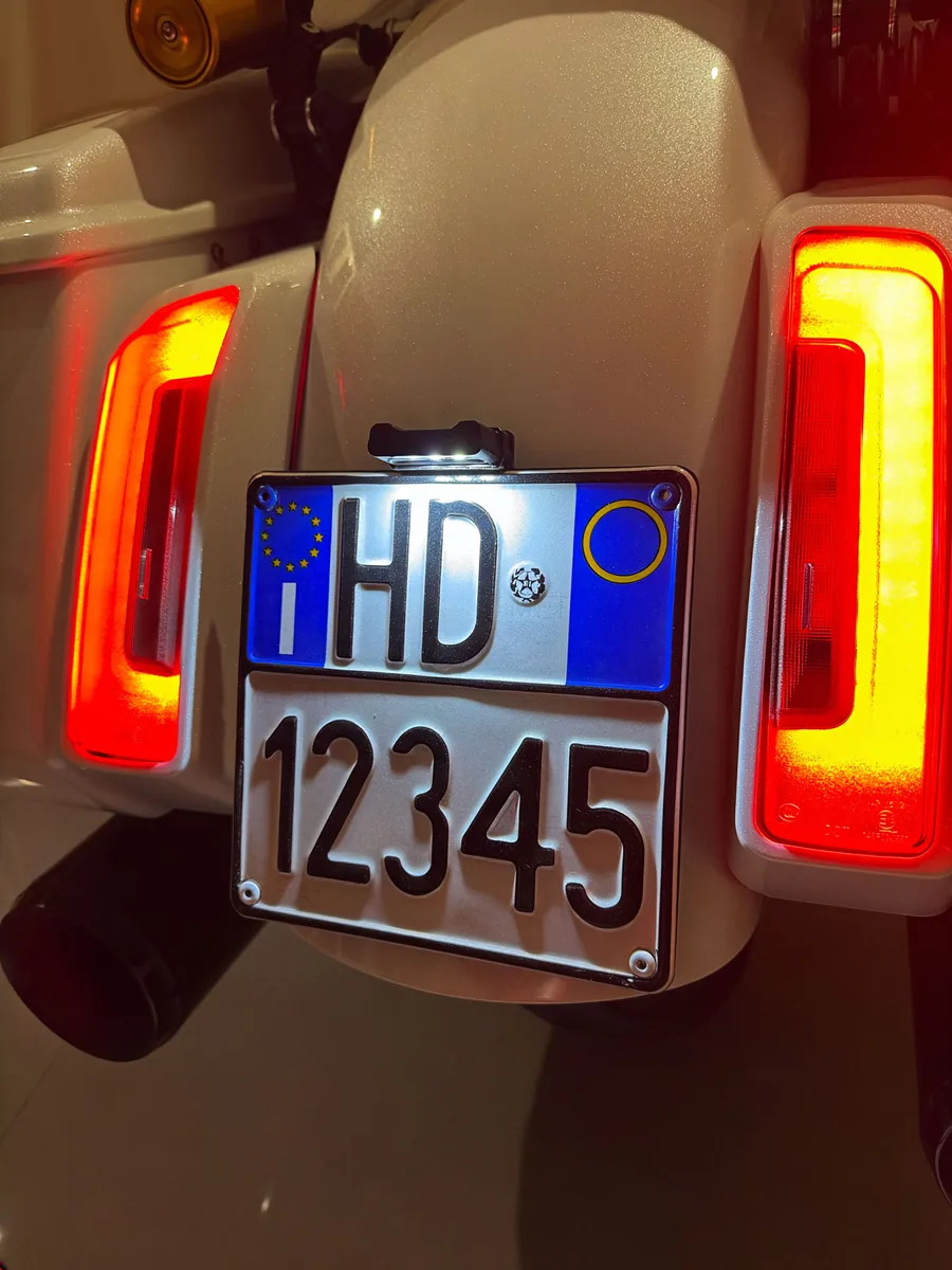 Targa illuminata dalla luce LED di sera